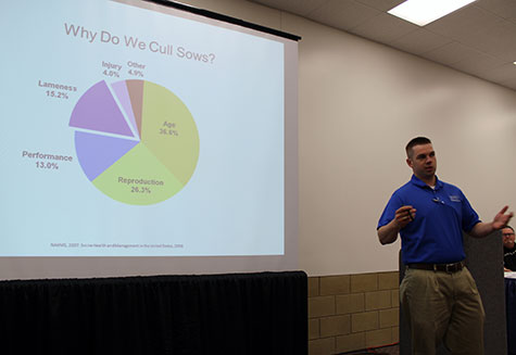 El Dr. Zach Rambo de Zinpro habló de los descartes y la cojera. (Foto cortesía de Purina)